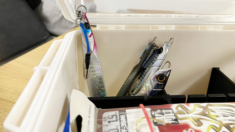 BM-185に150gのメタルジグを縦収納しているところ