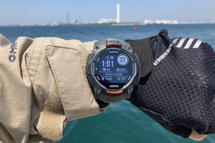 garmin instincs3を海釣りで使っているシーン