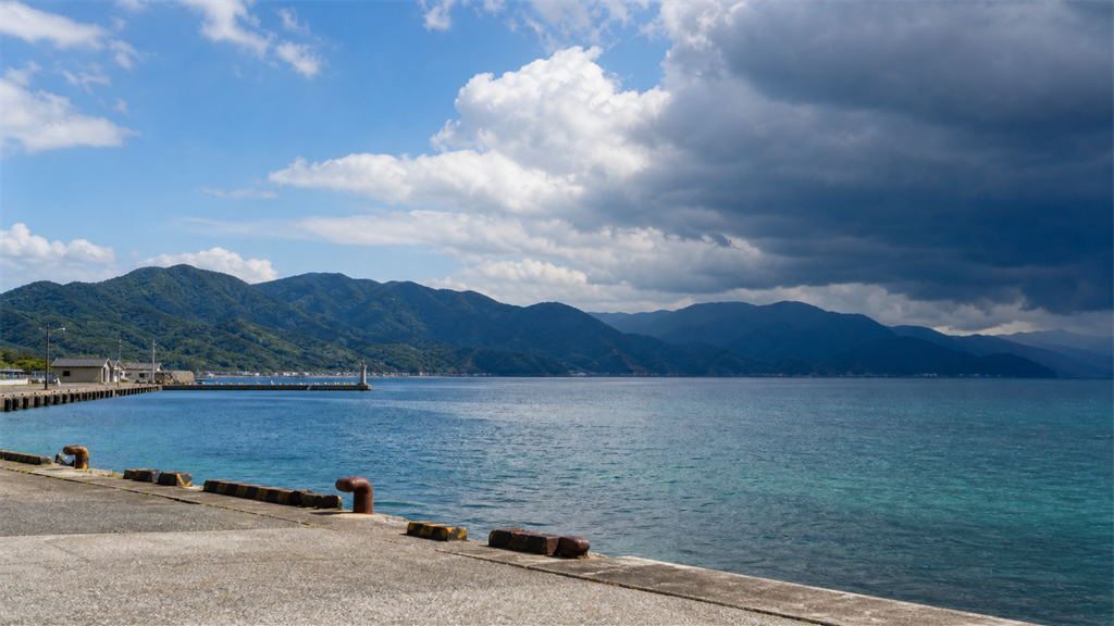 夏の湾で遠くに発達する黒い雲