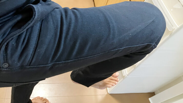 ストレッチ素材テストで膝を大きく曲げた様子
