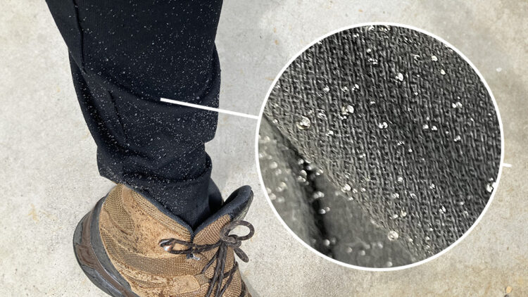 撥水機能の確認用に水をかけたシーン。拡大画像あり