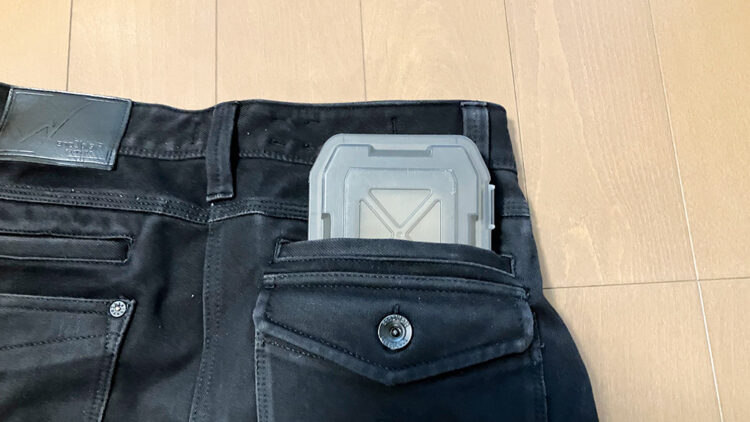 大型ポケットにルアーケースを入れたところ